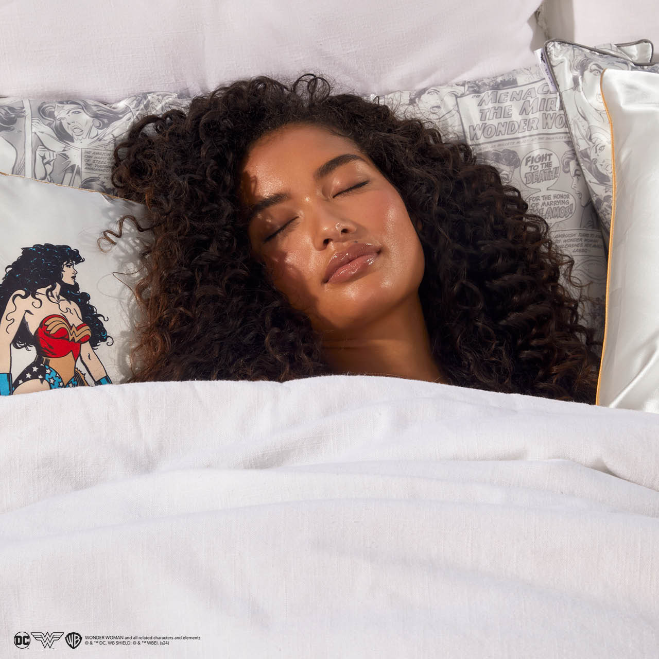 Kitsch x Wonder Woman Satin Pillowcase in Comic Print - Image 2