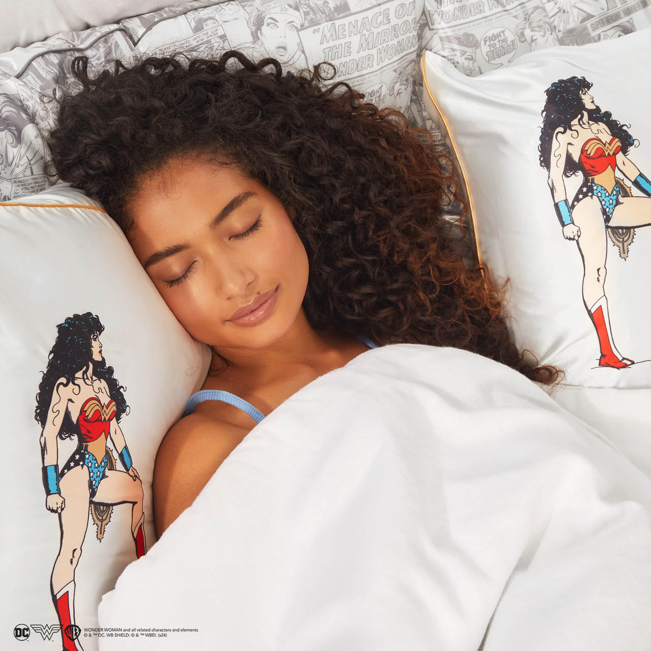 Kitsch x Wonder Woman Satin Pillowcase in Believe in Wonder - King - Image 2