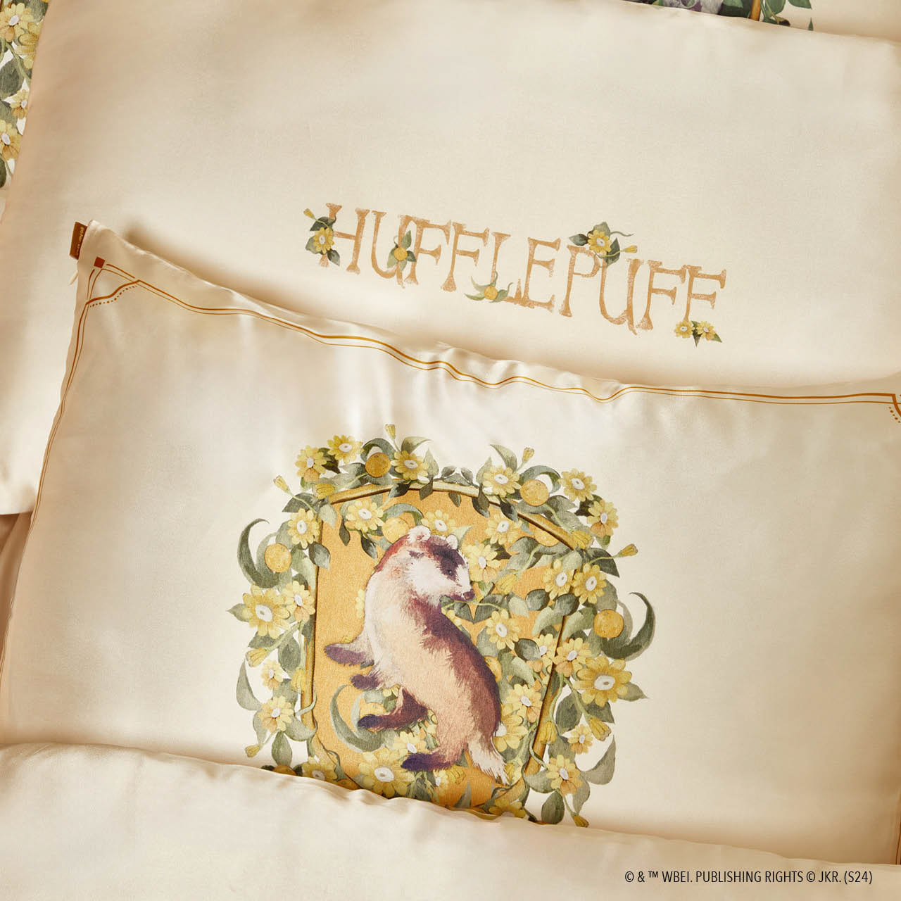 Kitsch x Harry Potter Satin Pillowcase in Hufflepuff 2 Pack - Image 5