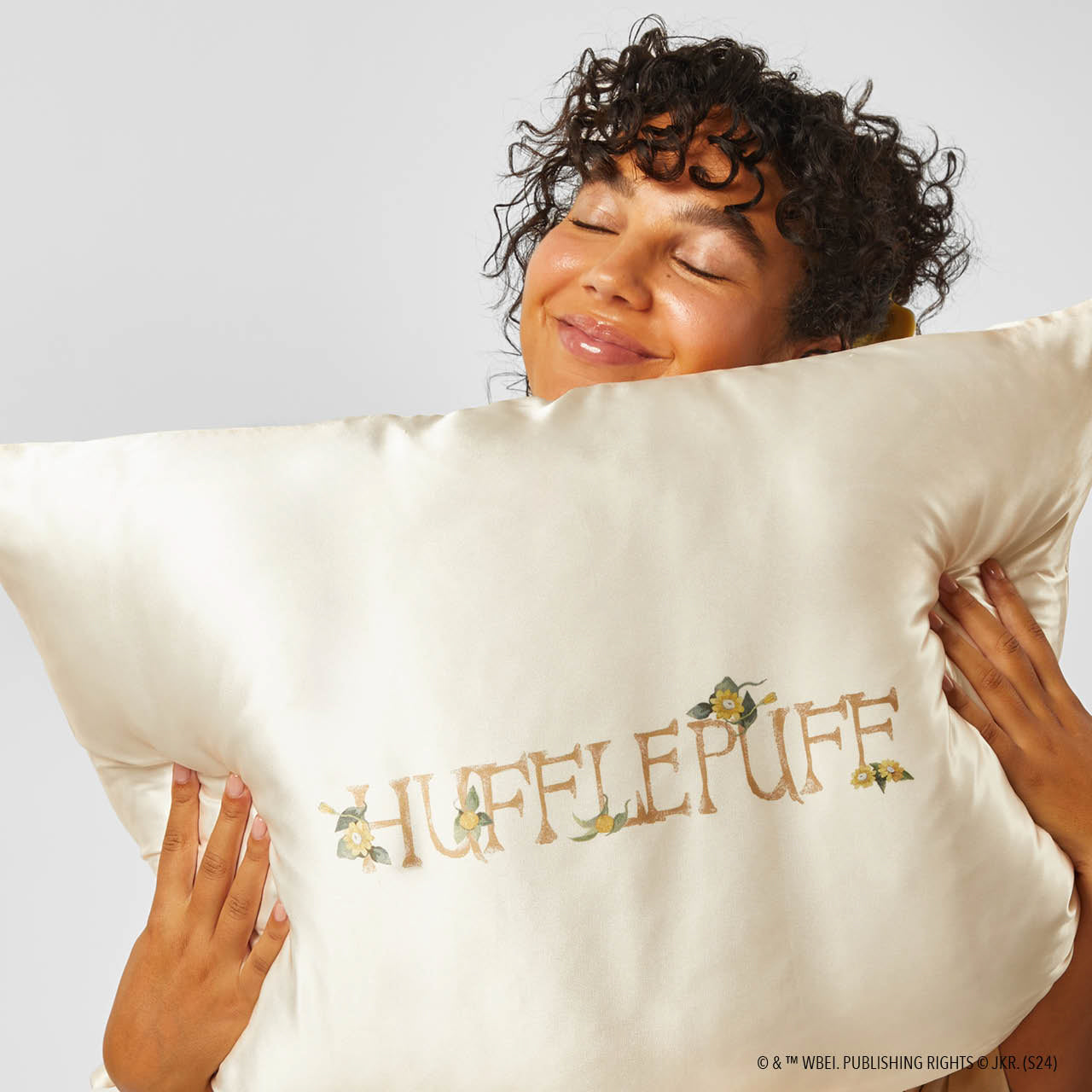 Kitsch x Harry Potter Satin Pillowcase in Hufflepuff 2 Pack - Image 4