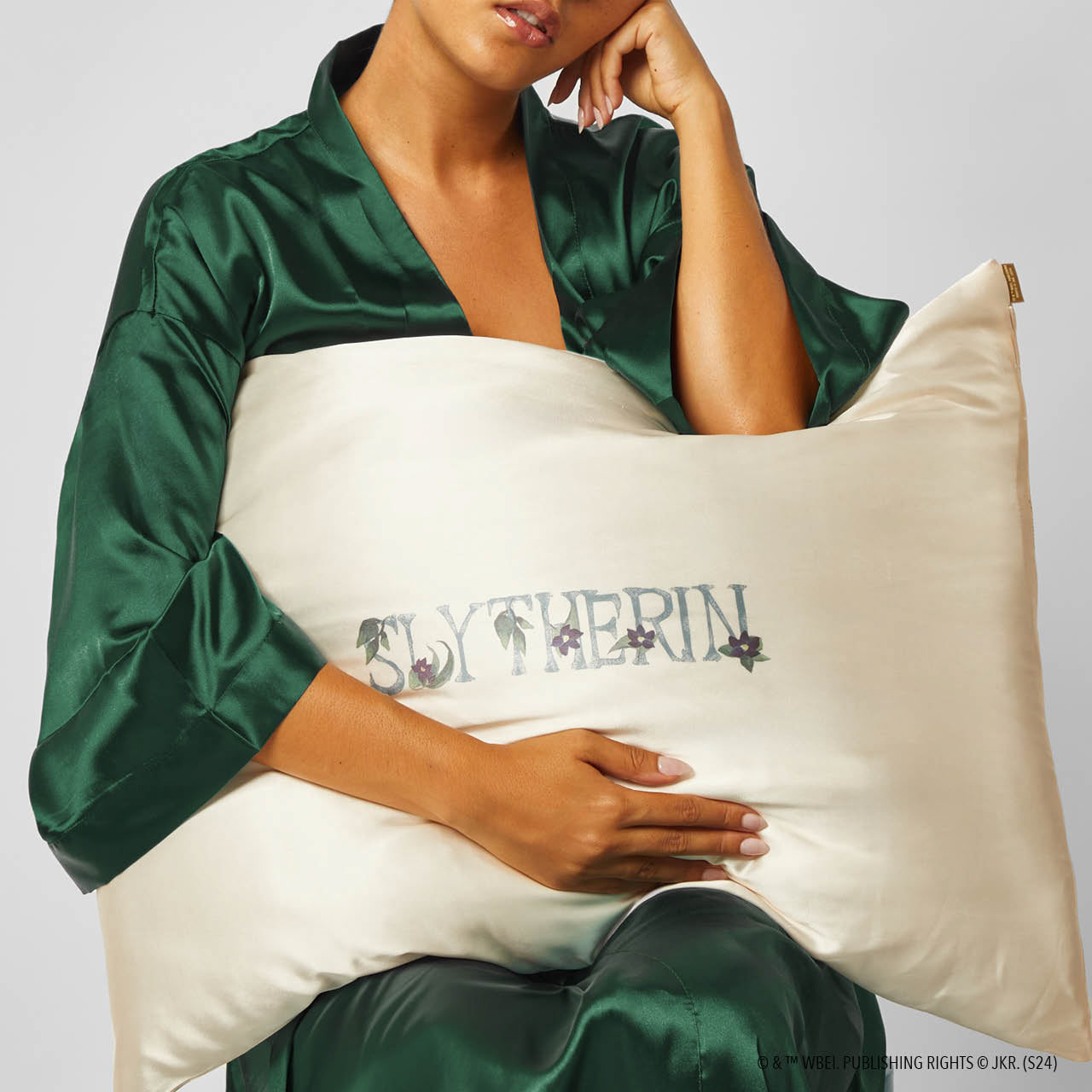 Kitsch x Harry Potter Satin Pillowcase in Slytherin 2 Pack - Image 4